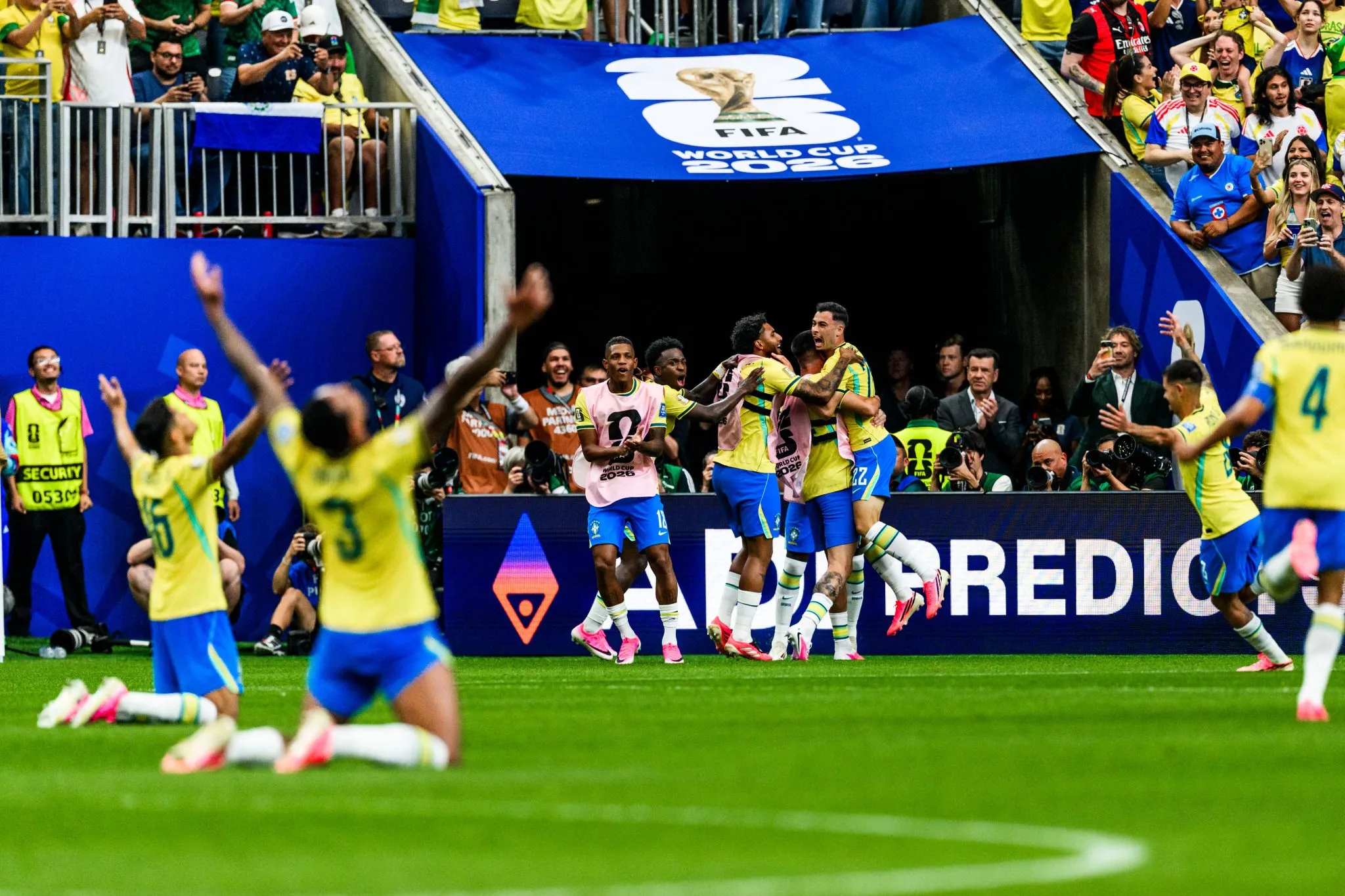 Brasil comemora classifica&ccedil;&atilde;o para as oitavas de final da Copa do Mundo (Foto: IMAGO / Bildbyran)