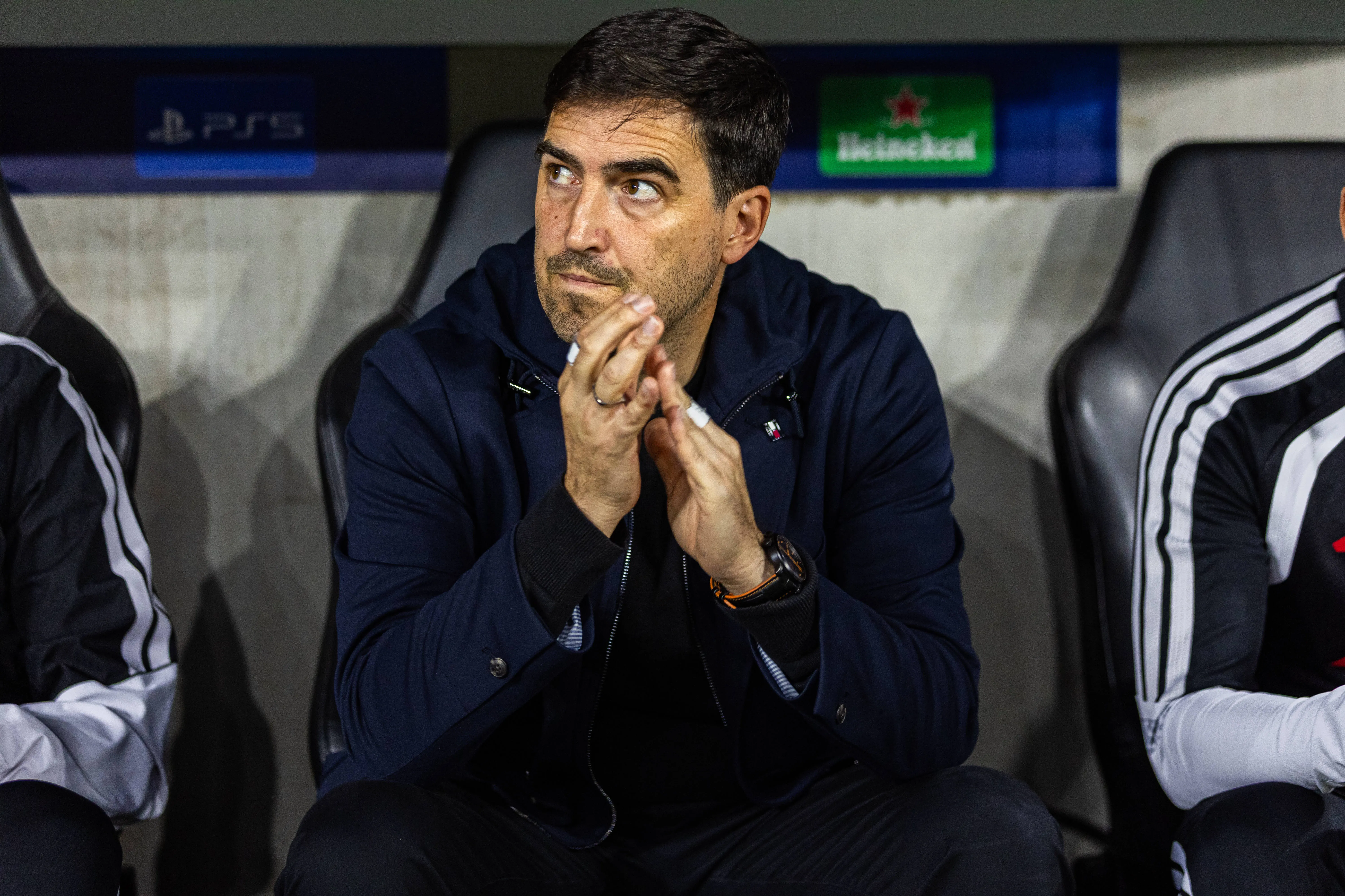Iraola no banco de reservas durante jogo do Liverpool