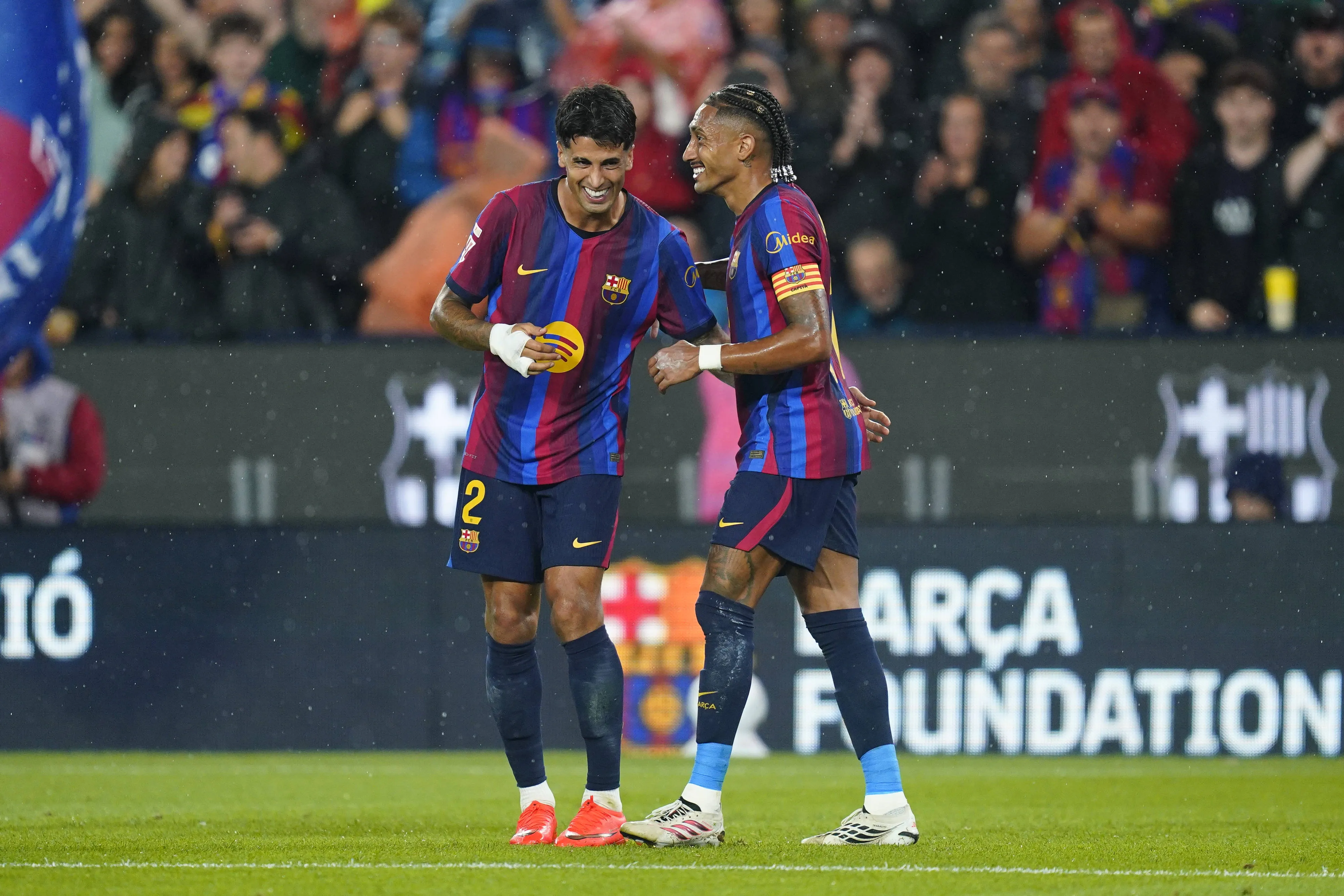 Raphinha e João Cancelo após gol do Barcelona