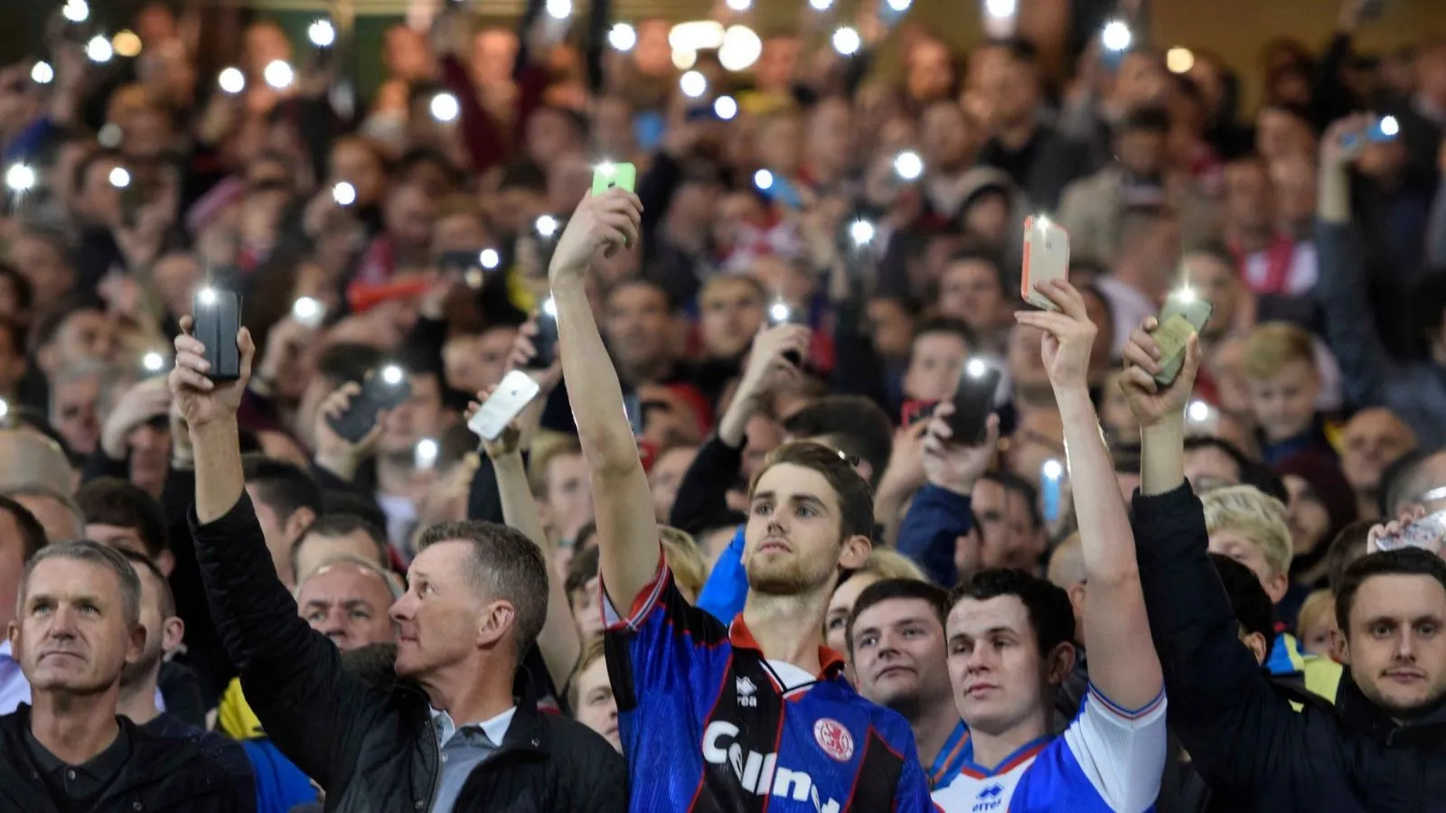 Torcida do Middlesbrough invadiu Manchester e protestou em apoio a oper&aacute;rios demitidos
