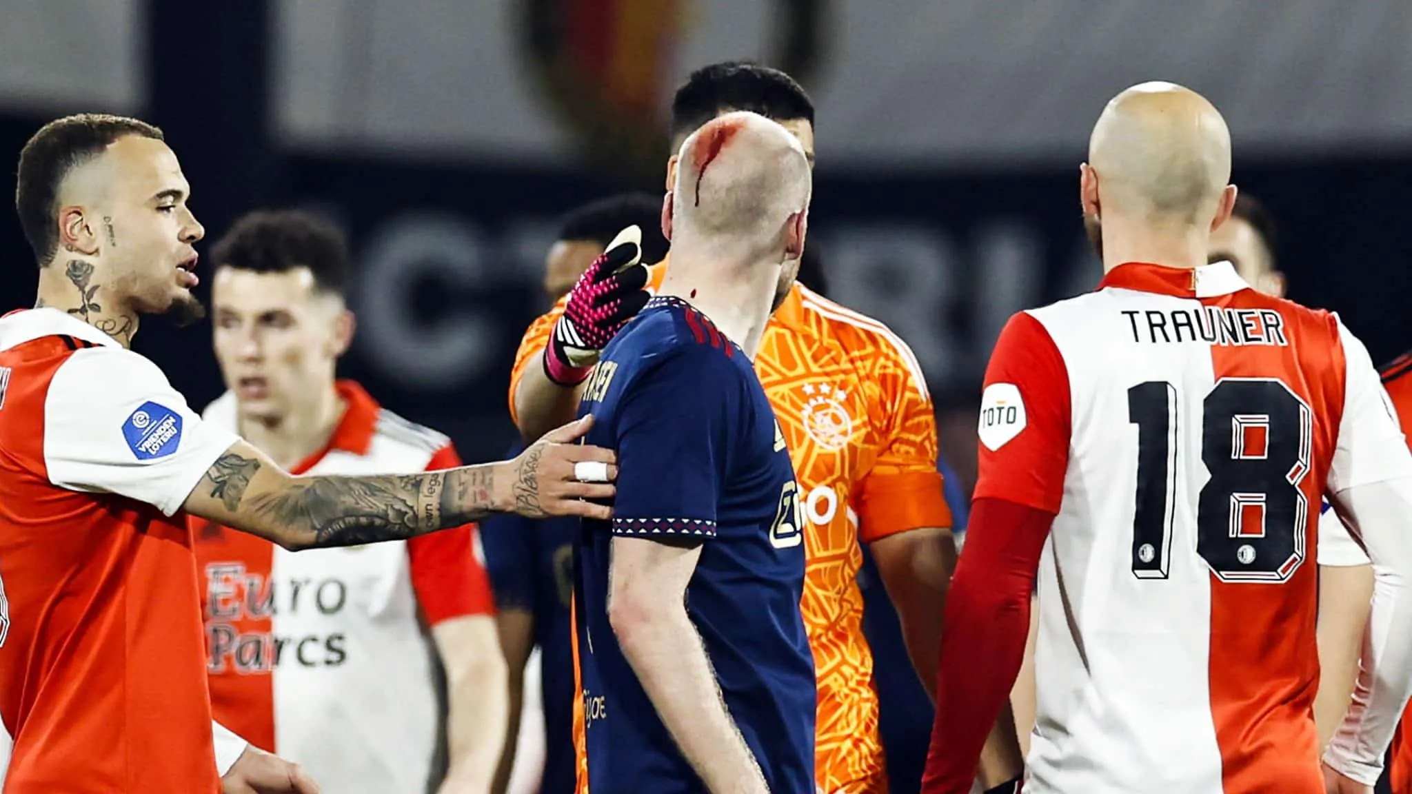 Cl&aacute;ssico da tristeza: Ajax elimina Feyenoord e vai &agrave; final em jogo marcado por objeto atirado em campo