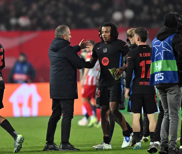 Hansi Flick alia rigidez &agrave; proximidade e transpar&ecirc;ncia com os atletas, e ganha vesti&aacute;rio do Barcelona