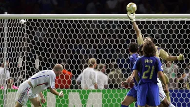 Nos 20 anos da estreia de Buffon pela sele&ccedil;&atilde;o, 20 defesas lend&aacute;rias com a camisa azzurra