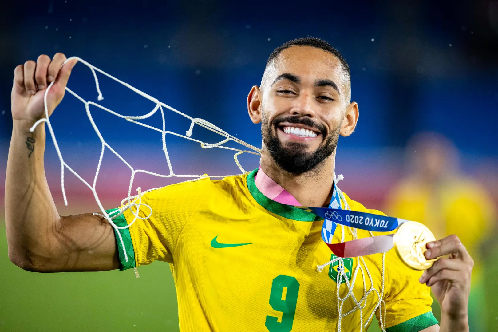 O atacante Matheus Cunha com a medalha de ouro ol&iacute;mpica, conquistada em 2021