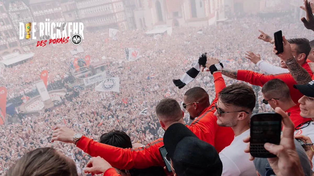 Uma catarse coletiva tomou Frankfurt, na festa do t&iacute;tulo que n&atilde;o se vivia desde 1988