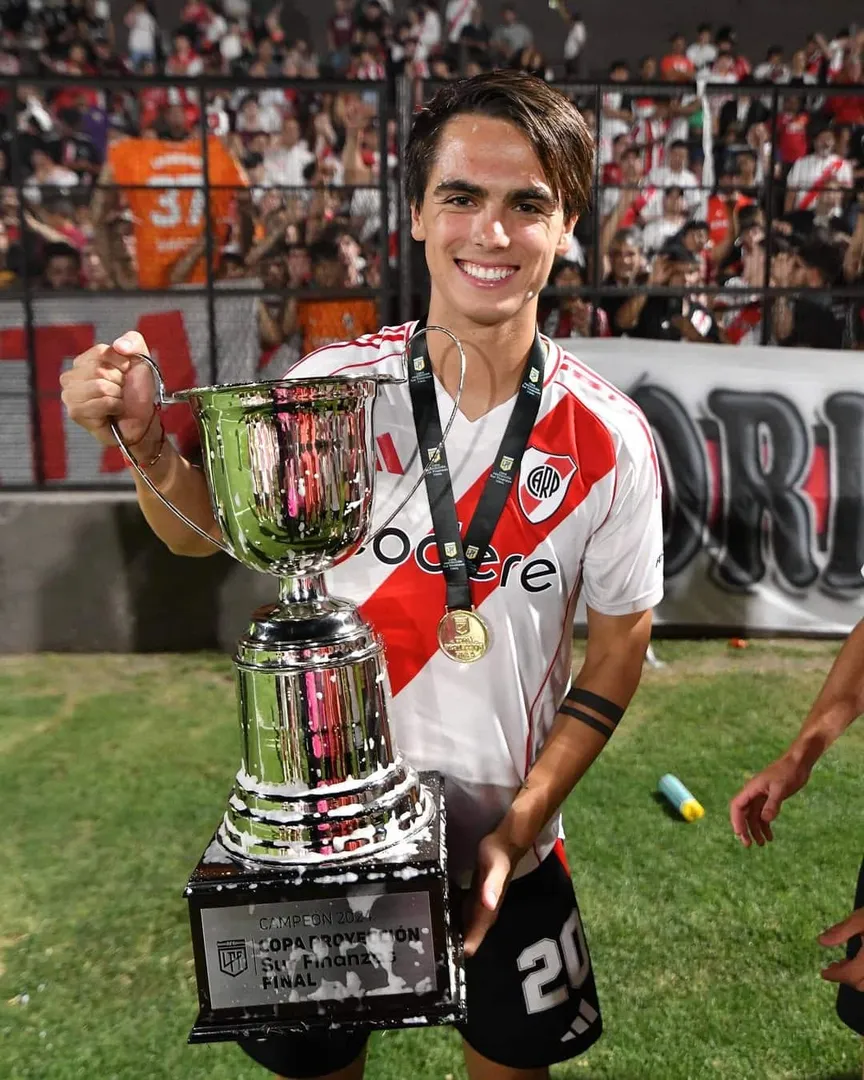 Giorgio Costantini com a ta&ccedil;a da Copa Proyecci&oacute;n