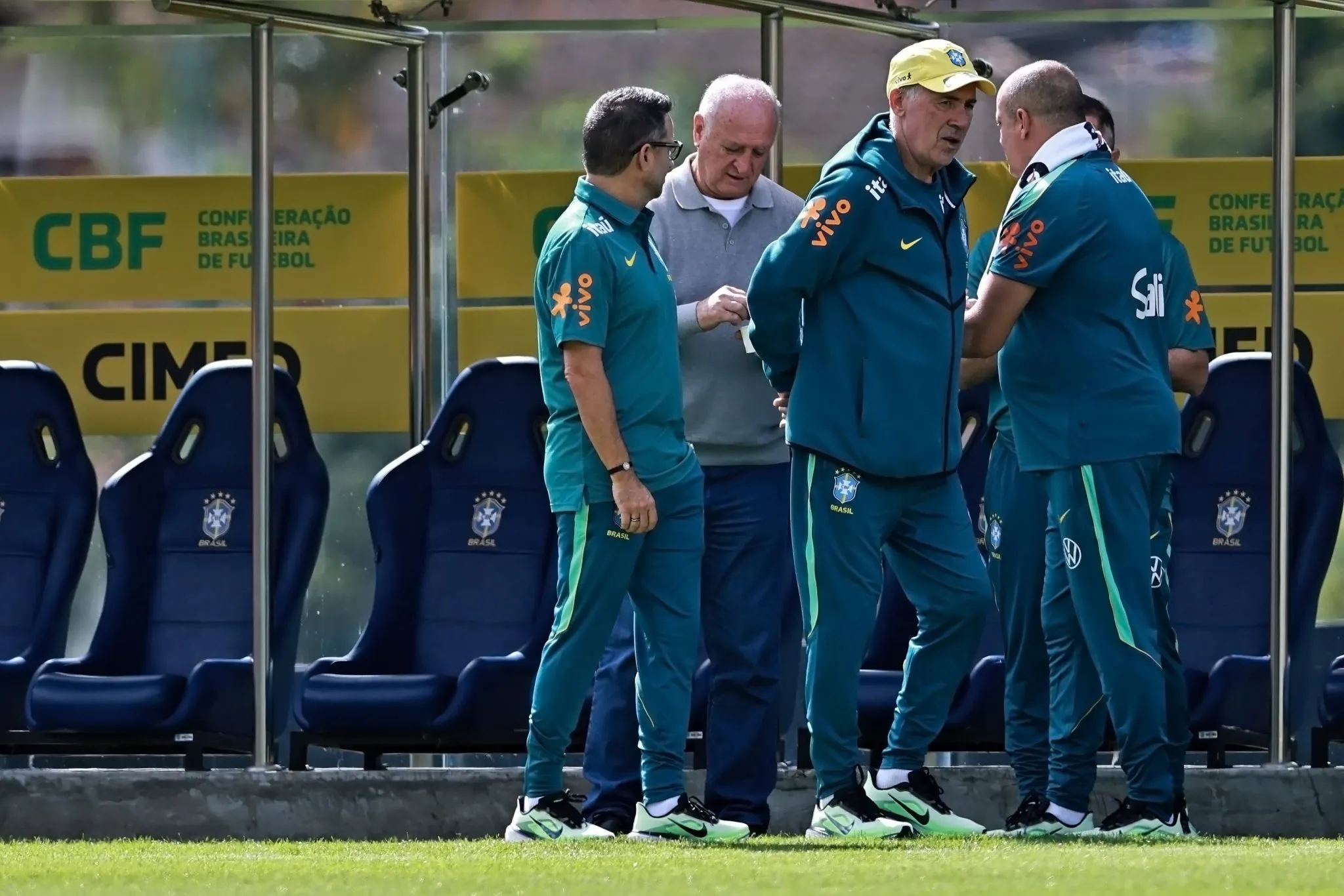 Ancelotti e comiss&atilde;o t&eacute;cnica durante treinamento na Granja Comary, em Teres&oacute;polis