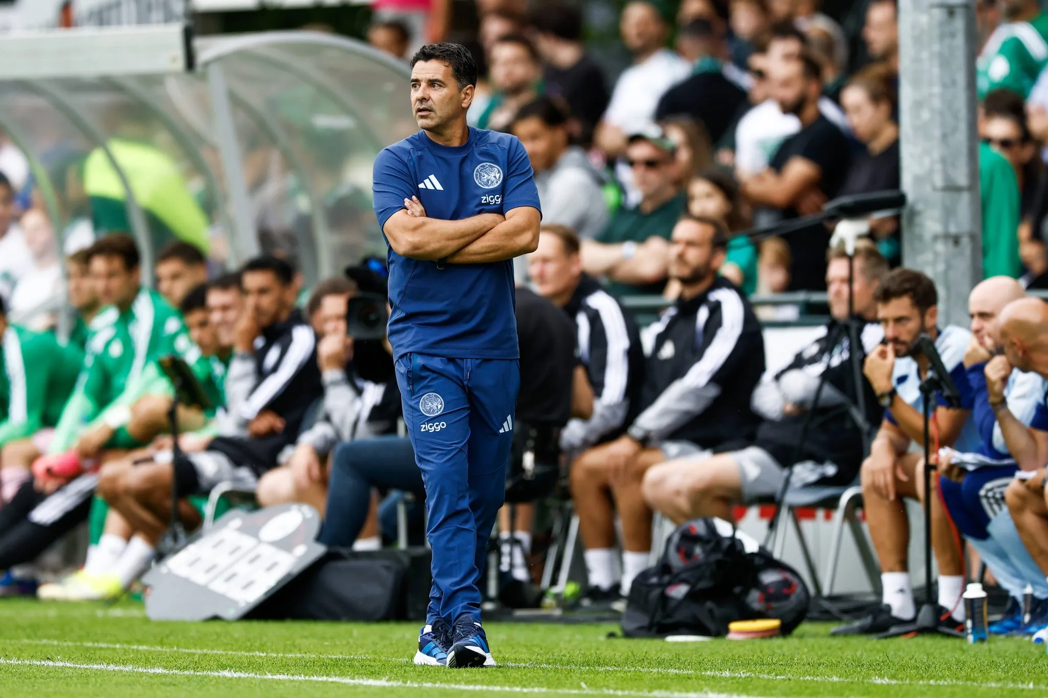 Míchel à beira do campo em jogo do Ajax 