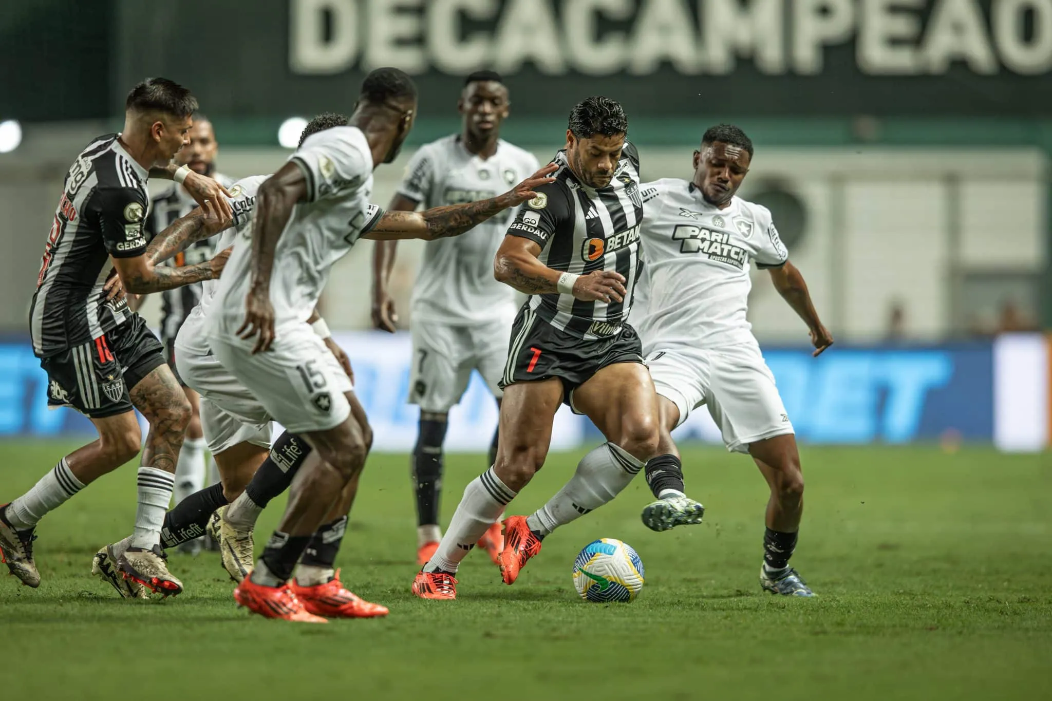 Atl&eacute;tico-MG segura o Botafogo como d&aacute; e Brasileir&atilde;o fica ainda mais aberto
