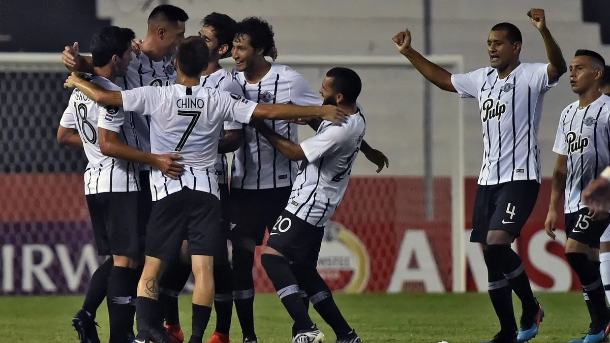 A Libertadores viu um dos melhores gols de sua hist&oacute;ria: &Oacute;scar Cardozo, direto do c&iacute;rculo central