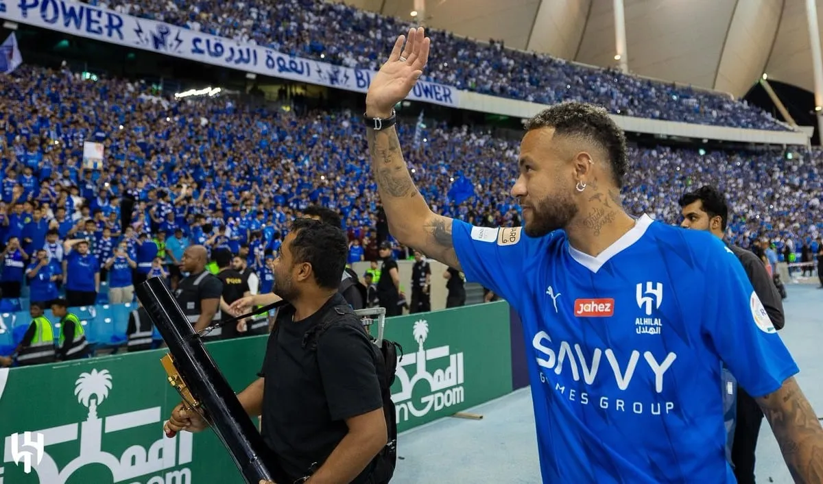 Neymar ganhou at&eacute; mosaico na apresenta&ccedil;&atilde;o, mas n&atilde;o estreou e o Al-Hilal trope&ccedil;ou