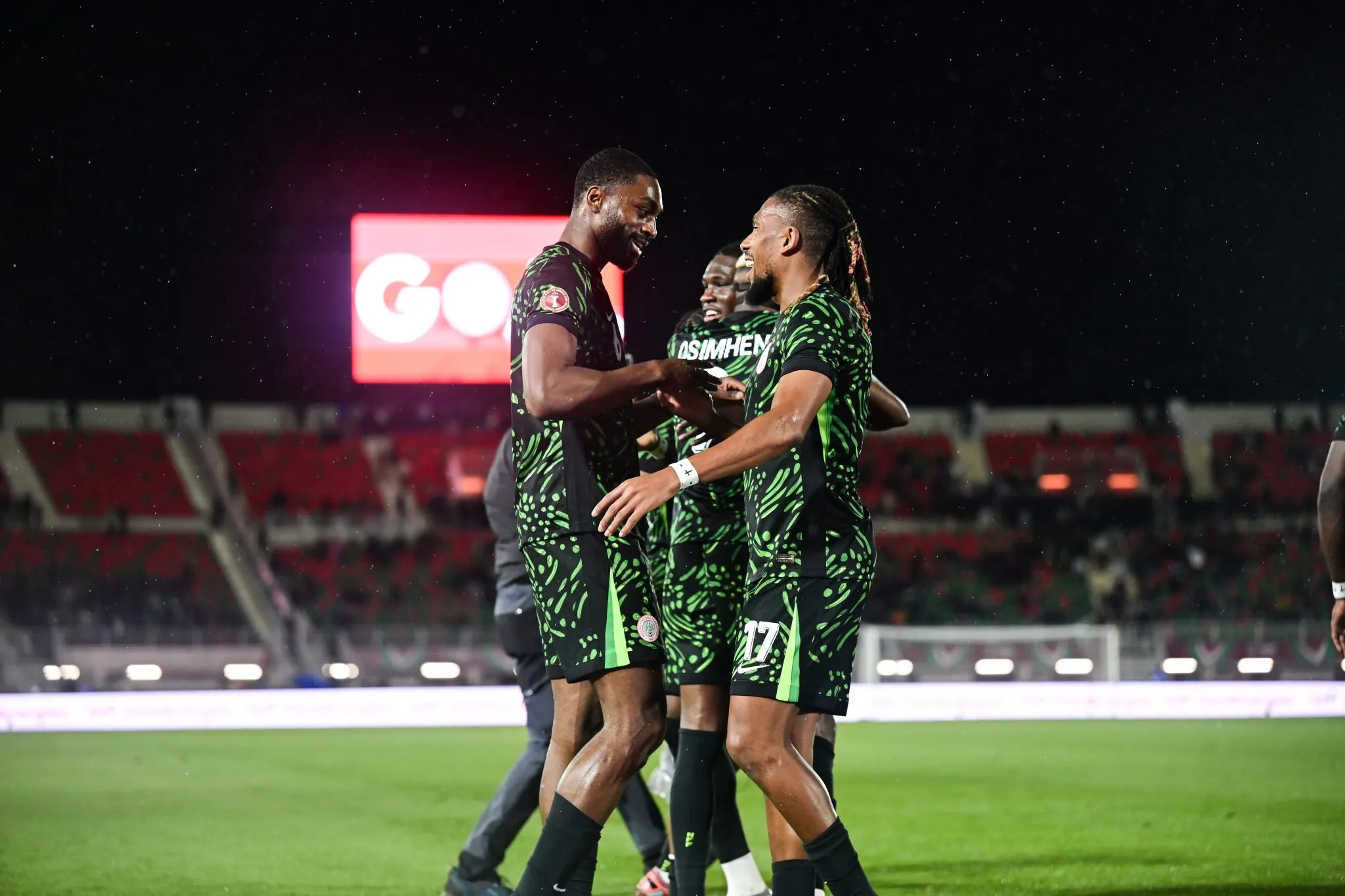Ex-Arsenal exibe mudan&ccedil;a radical na carreira para comandar a Nig&eacute;ria na Copa Africana