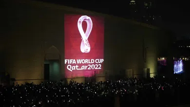 Catar revela logo da Copa do Mundo 2022, que faz refer&ecirc;ncia ao tradicional xale usado no pa&iacute;s