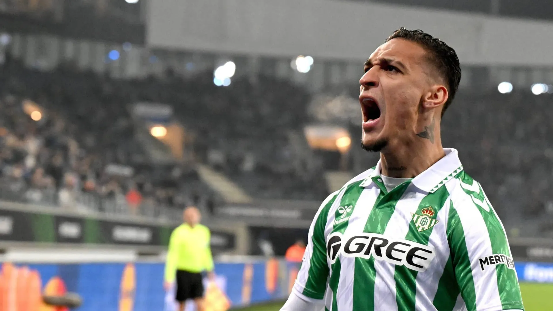 Antony comemora gol pelo Betis