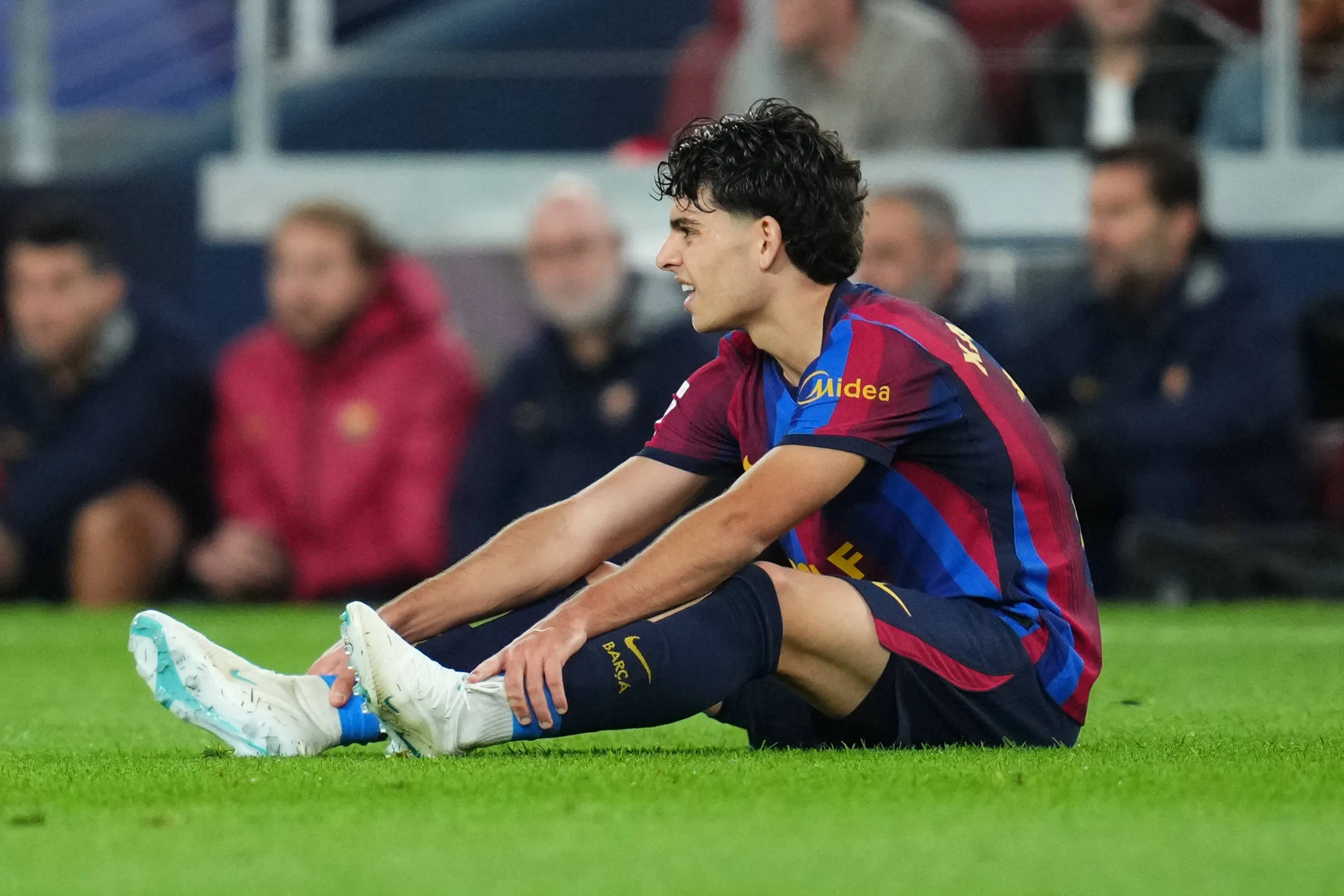 Xavi Espart sente lesão em jogo do Barcelona