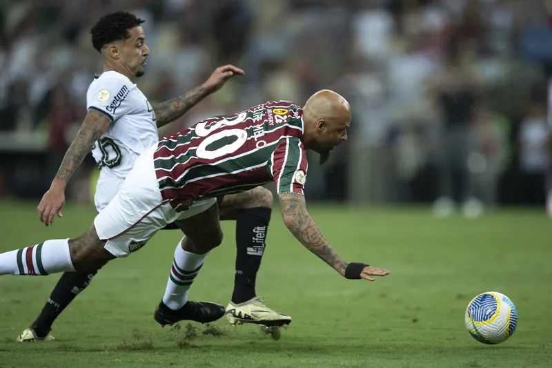 Gregore ganha de Felipe Melo, que pediu falta ap&oacute;s falha que definiu vit&oacute;ria do Botafogo sobre o Fluminense