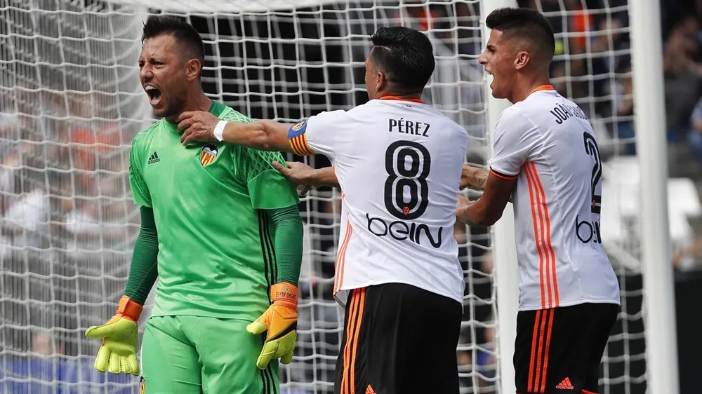 Dois p&ecirc;naltis defendidos e mais uma grande atua&ccedil;&atilde;o: Diego Alves merece estar na Sele&ccedil;&atilde;o?