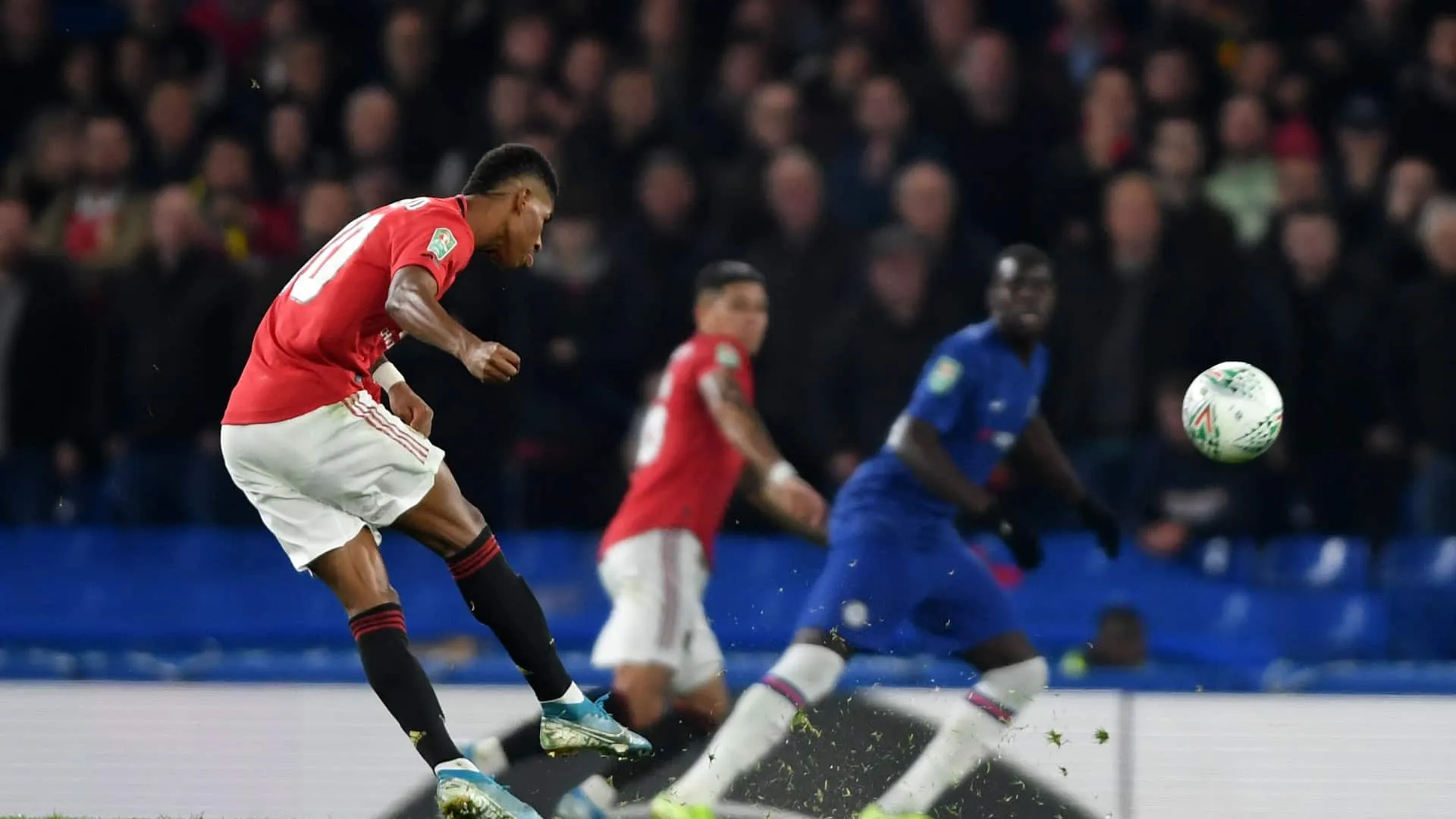 Rashford acertou cobran&ccedil;a de falta venenosa e garantiu importante vit&oacute;ria ao Manchester United
