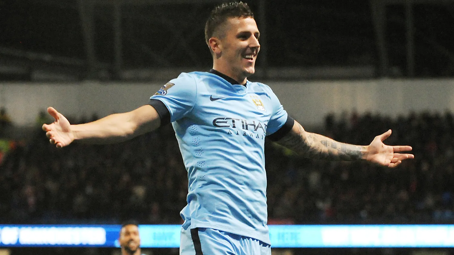 A fr&aacute;gil defesa do Liverpool foi prato cheio para um Jovetic em forma