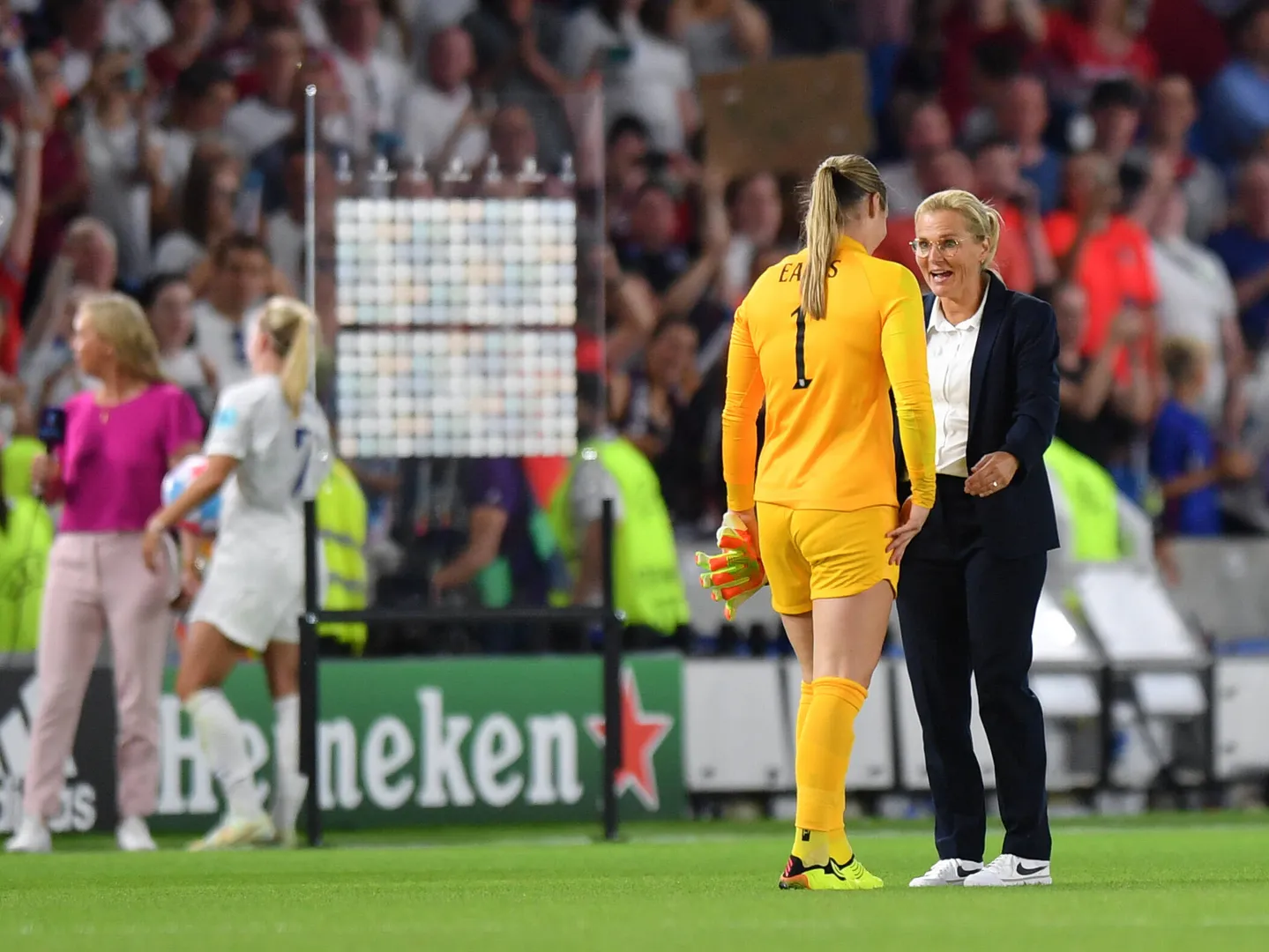 Mary Earps e Sarina Wiegman ap&oacute;s conquista da Eurocopa em 2022 (Foto: IMAGO / Colorsport)