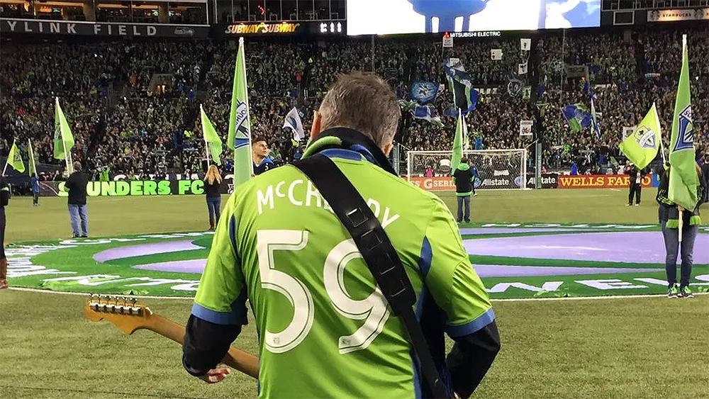 Sounders abusa do esp&iacute;rito de Seattle contra Dallas: hino tocado por guitarrista do Pearl Jam