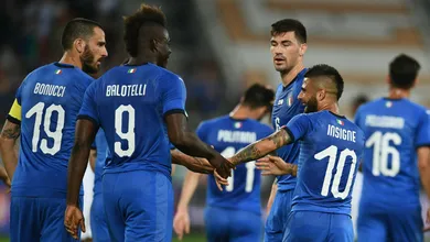 No in&iacute;cio de uma nova era, Balotelli ajuda Mancini a vencer sua estreia pela It&aacute;lia