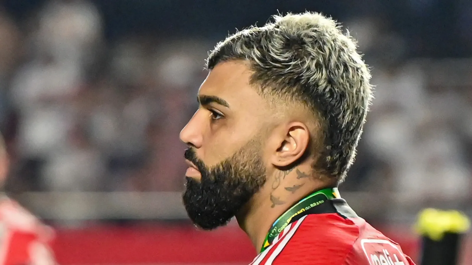 Torcida do Flamengo est&aacute; t&atilde;o irritada que sobrou para Gabigol at&eacute; no basquete