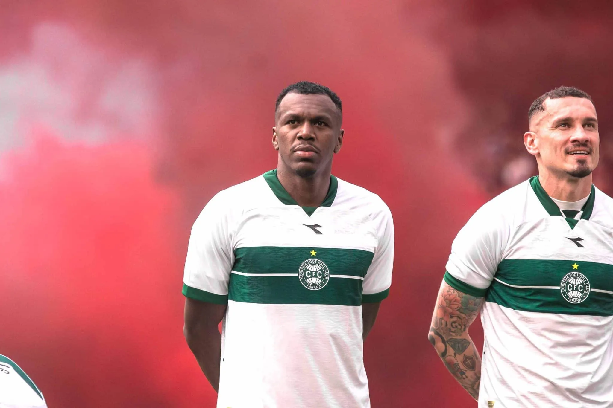 Os zagueiros Jacy e Maicon no cl&aacute;ssico entre Coritiba e Athletico