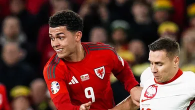 Szczesny vira her&oacute;i nos p&ecirc;naltis e coloca Pol&ocirc;nia na Eurocopa ao eliminar Gales