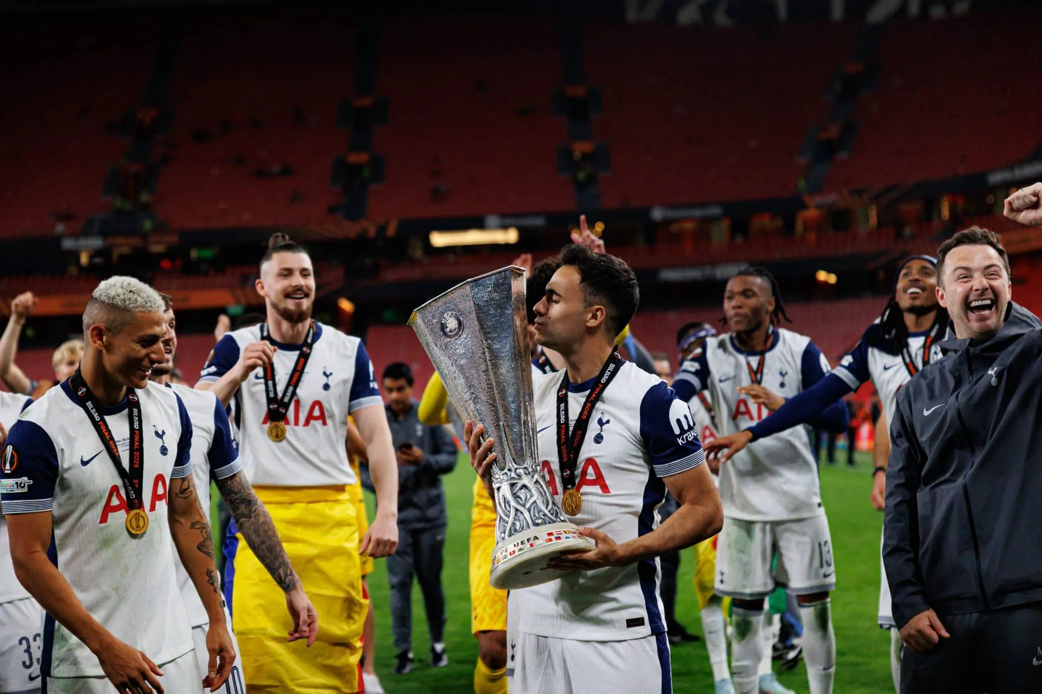 Tottenham dispensa flop, campe&atilde;o da Liga Europa e mais apenas 10 dias ap&oacute;s t&iacute;tulo
