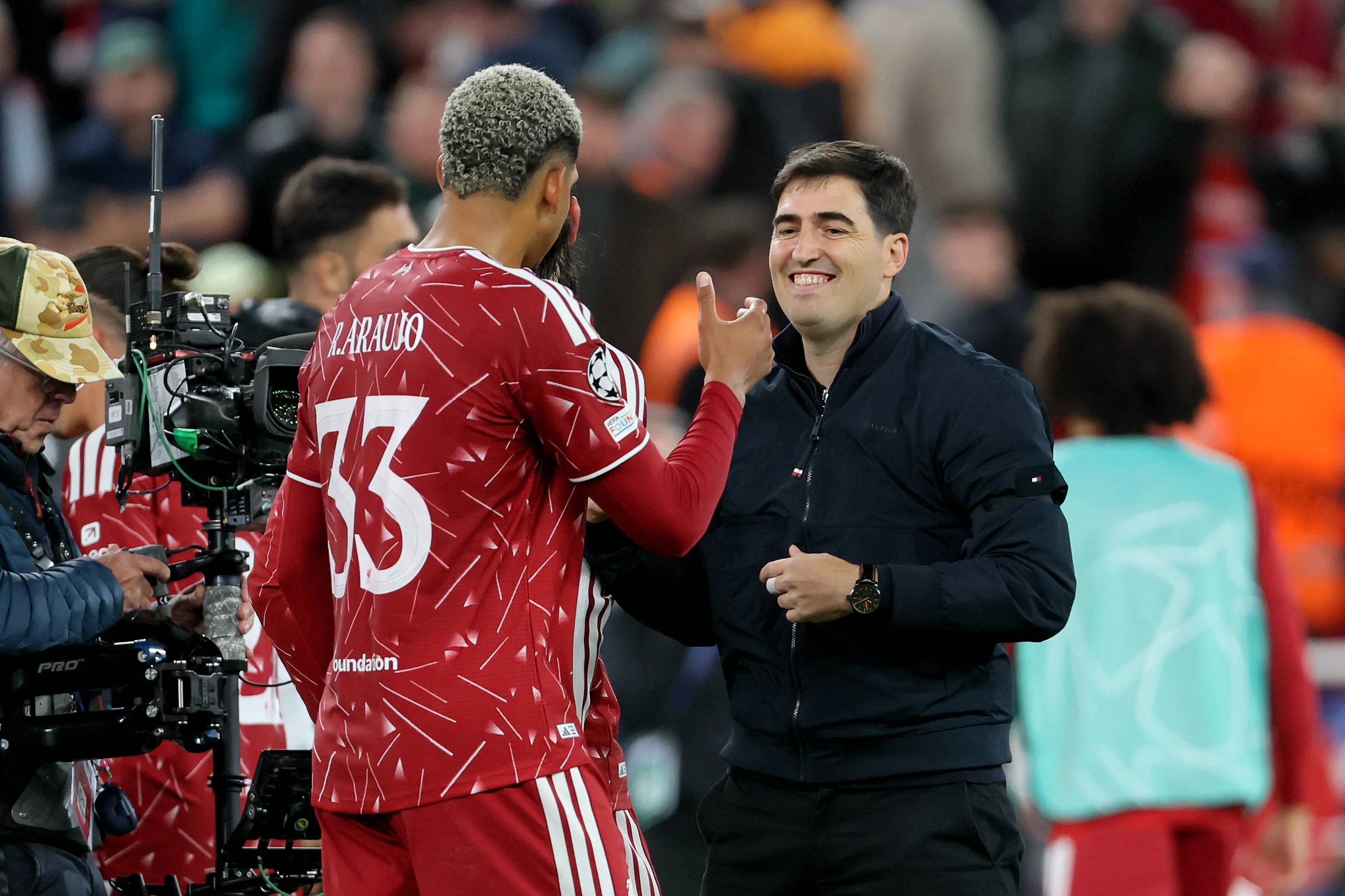 Ronald Ara&uacute;jo e Andoni Iraola ap&oacute;s jogo do Liverpool 