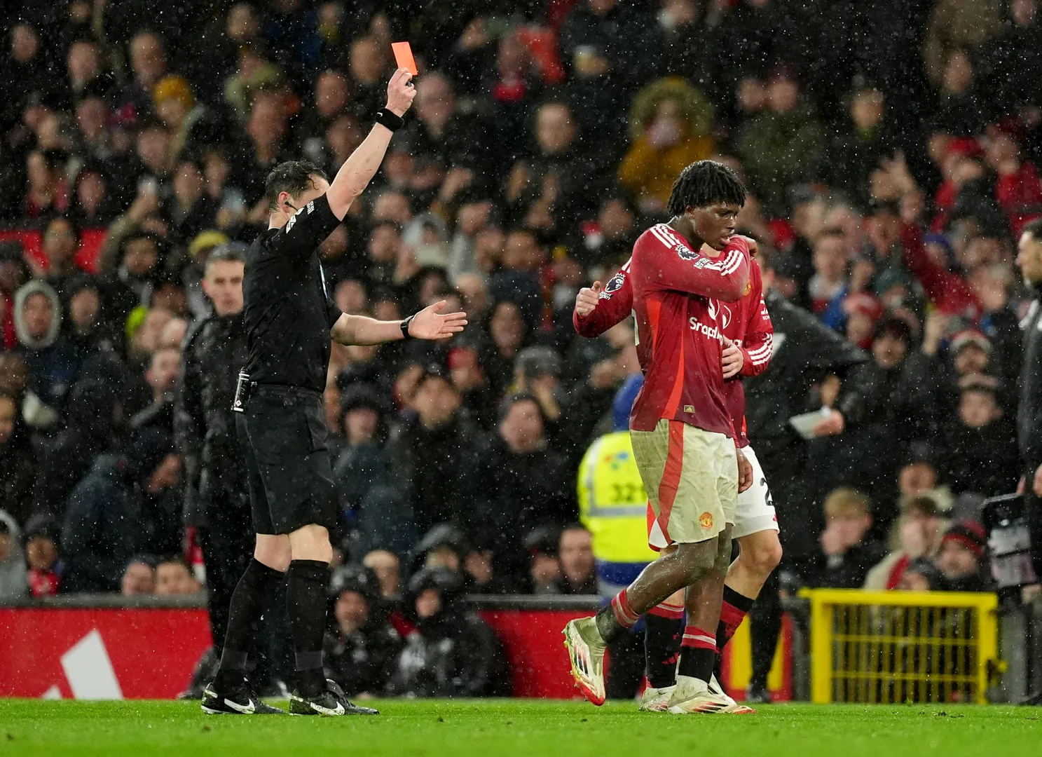 Patrick Dorgu falhou e foi expulso ainda no primeiro tempo da vit&oacute;ria do United (Foto: Icon Sport)