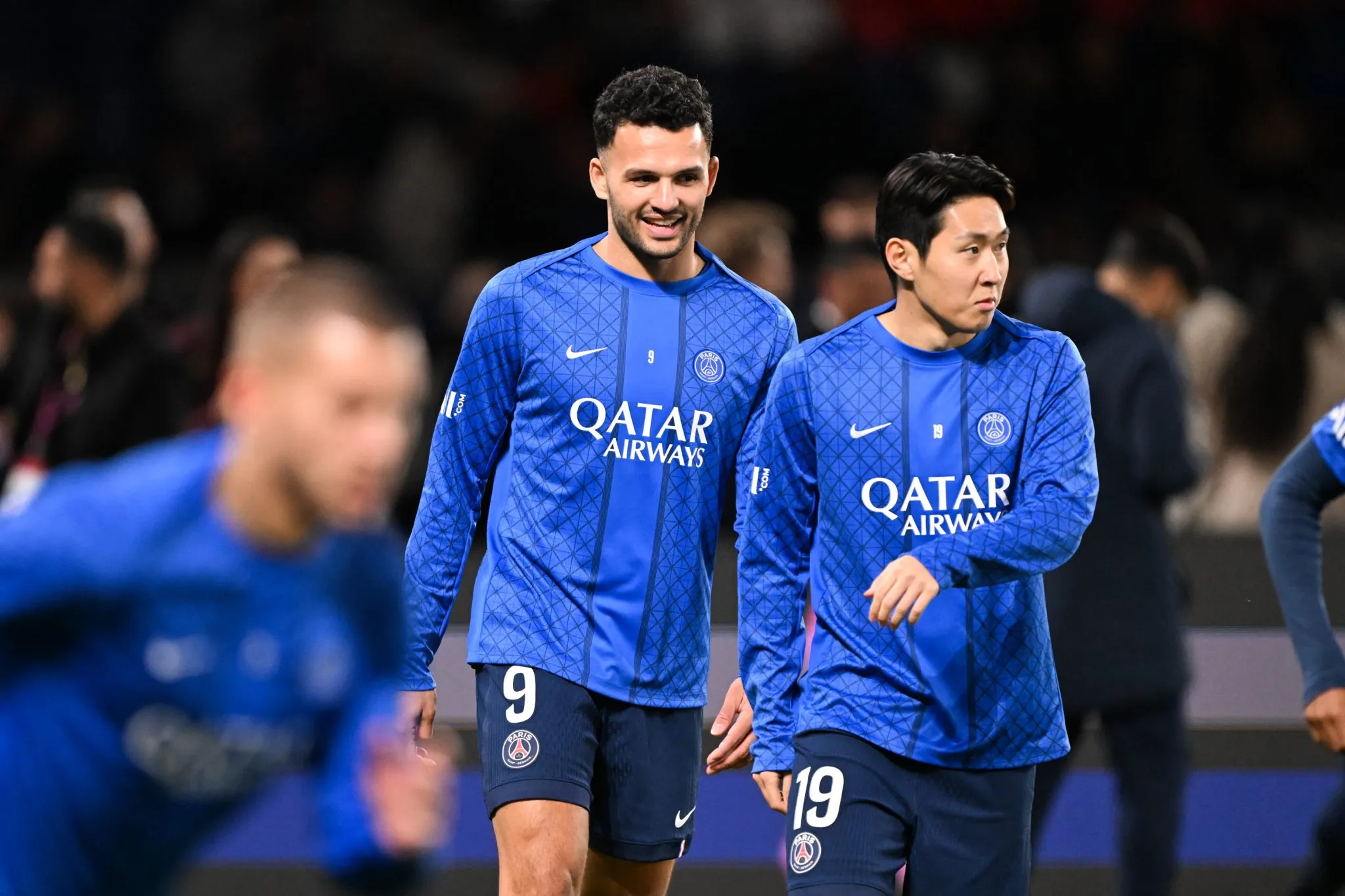 Gon&ccedil;alo Ramos e Kang-in Lee antes de jogo do PSG 