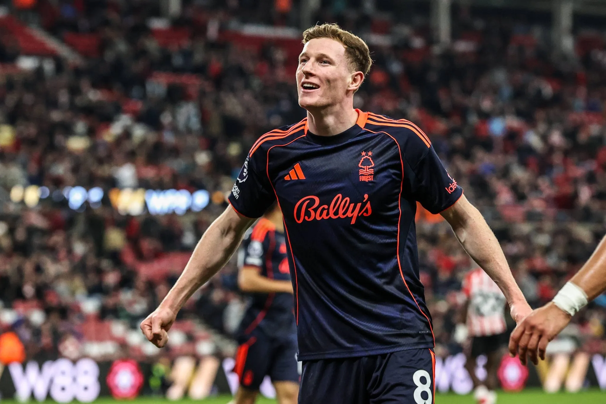 Elliot Anderson celebra gol pelo Forest