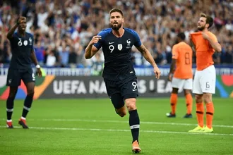 Na Liga das Na&ccedil;&otilde;es, Giroud enfim consegue sua reden&ccedil;&atilde;o. Azar holand&ecirc;s