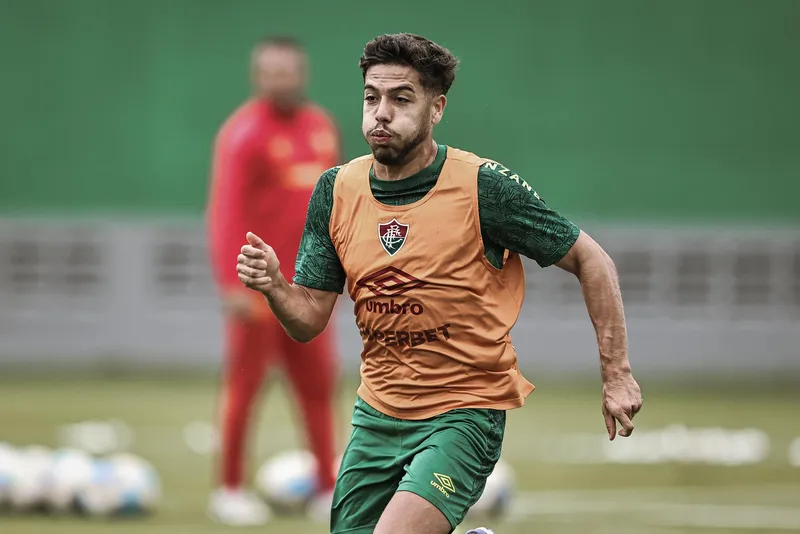 Nonato retirou a m&aacute;scara de prote&ccedil;&atilde;o e est&aacute; liberado no Fluminense - Foto: MARCELO GON&Ccedil;ALVES / FLUMINENSE FC
