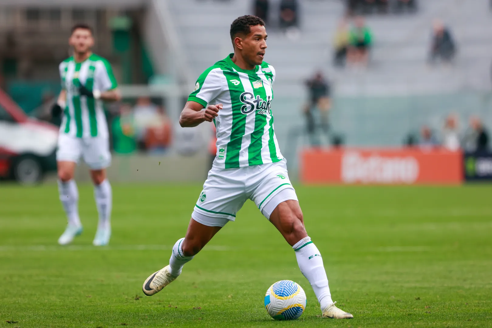 Foto: (IconSport) - Jo&atilde;o Lucas, do Juventude
