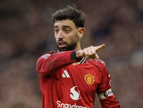 Bruno Fernandes volta para fun&ccedil;&atilde;o ideal e ilustra erro grande de R&uacute;ben Amorim no United