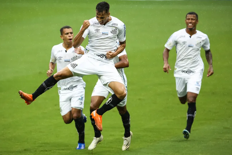 Kaio Jorge (centro) reencontrar&aacute; Arthur Gomes (direita) no Cruzeiro
