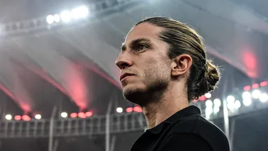 Filipe Lu&iacute;s conseguiu em um jogo algo que Tite tentou por 70 no Flamengo