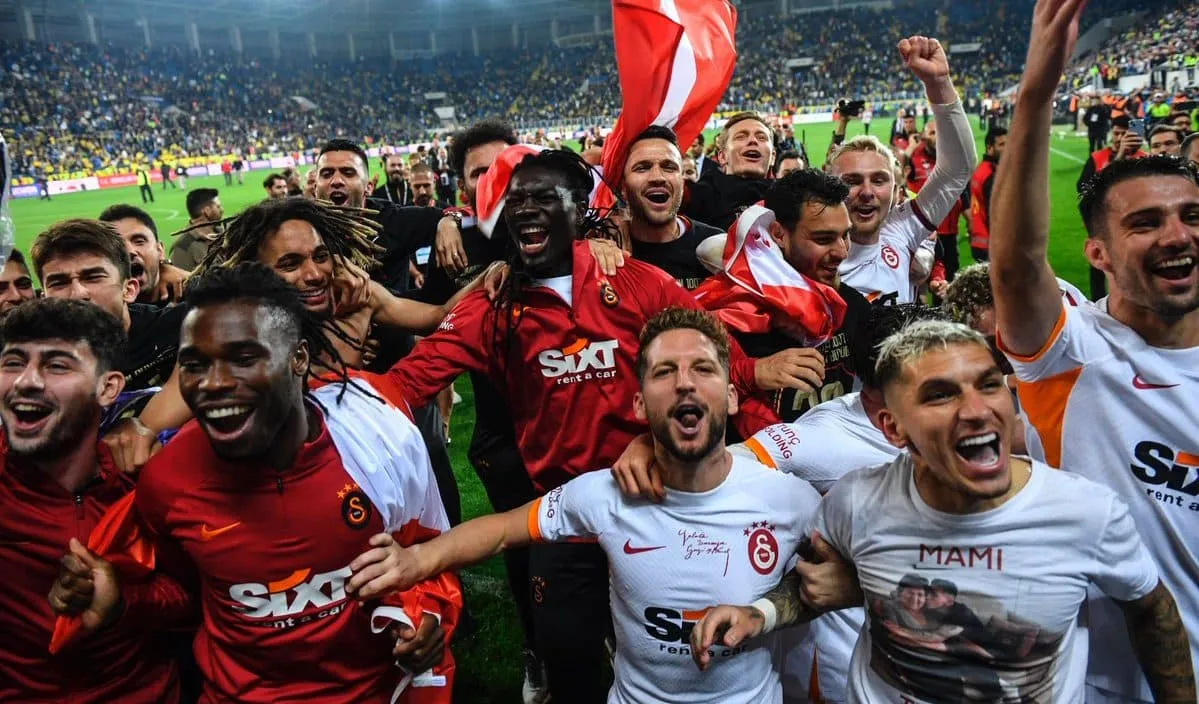 Ap&oacute;s a pior campanha de sua hist&oacute;ria, o Galatasaray trouxe uma baciada de medalh&otilde;es e reconquistou a S&uuml;per Lig de imediato