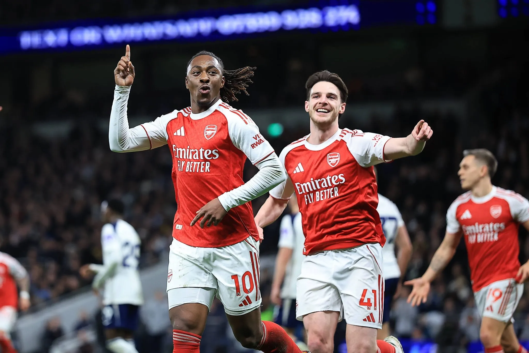 Eze e Rice comemoram gol do Arsenal