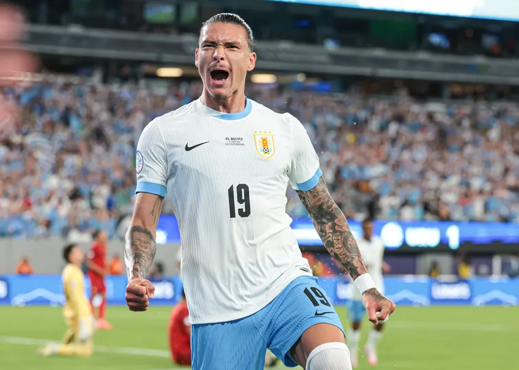 Darwin Nu&ntilde;ez em a&ccedil;&atilde;o com a camisa do Uruguai 