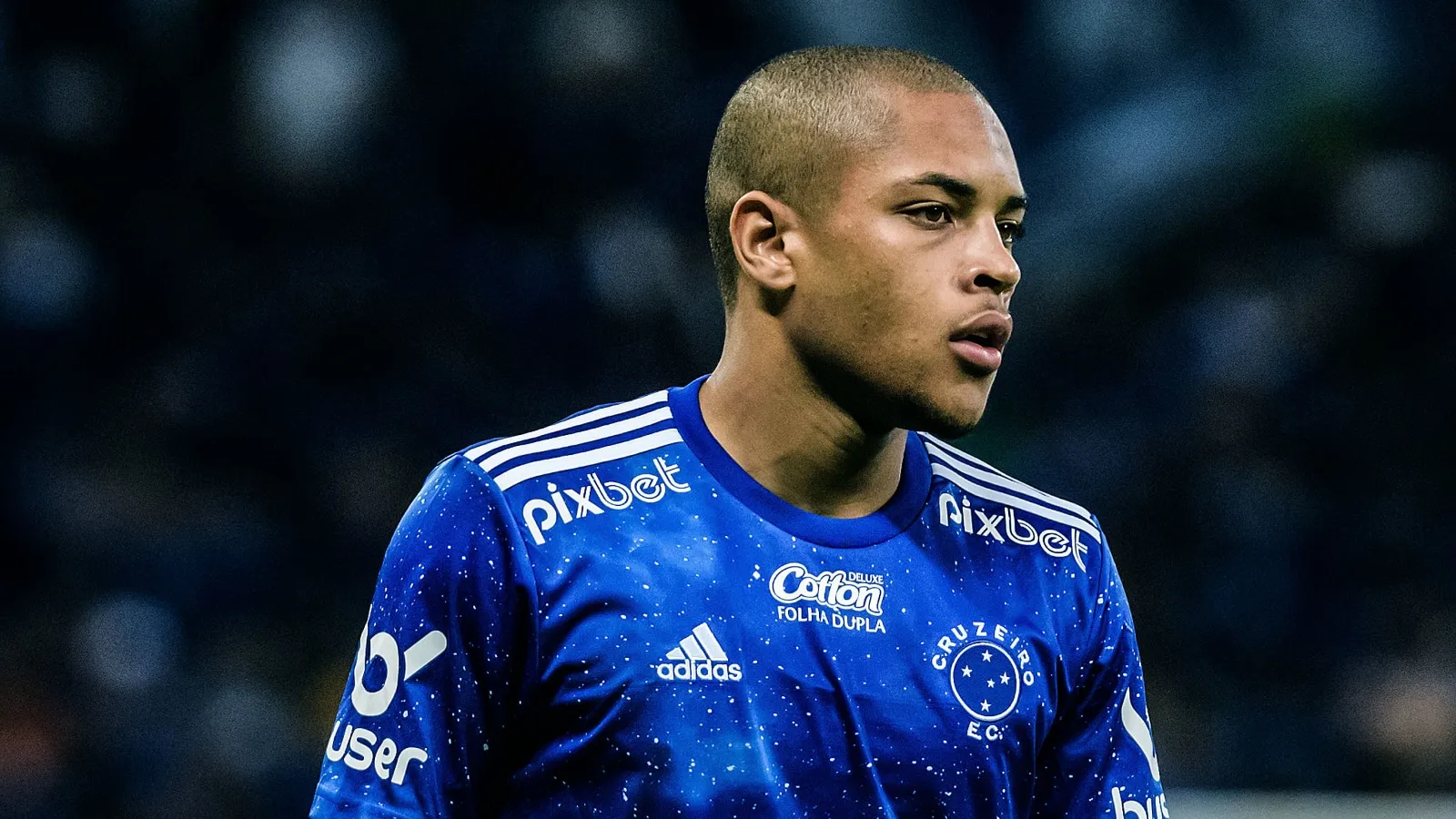 Ex-diretor justifica perda de Vitor Roque pelo Cruzeiro: &lsquo;Tinha que colocar para jogar&rsquo;