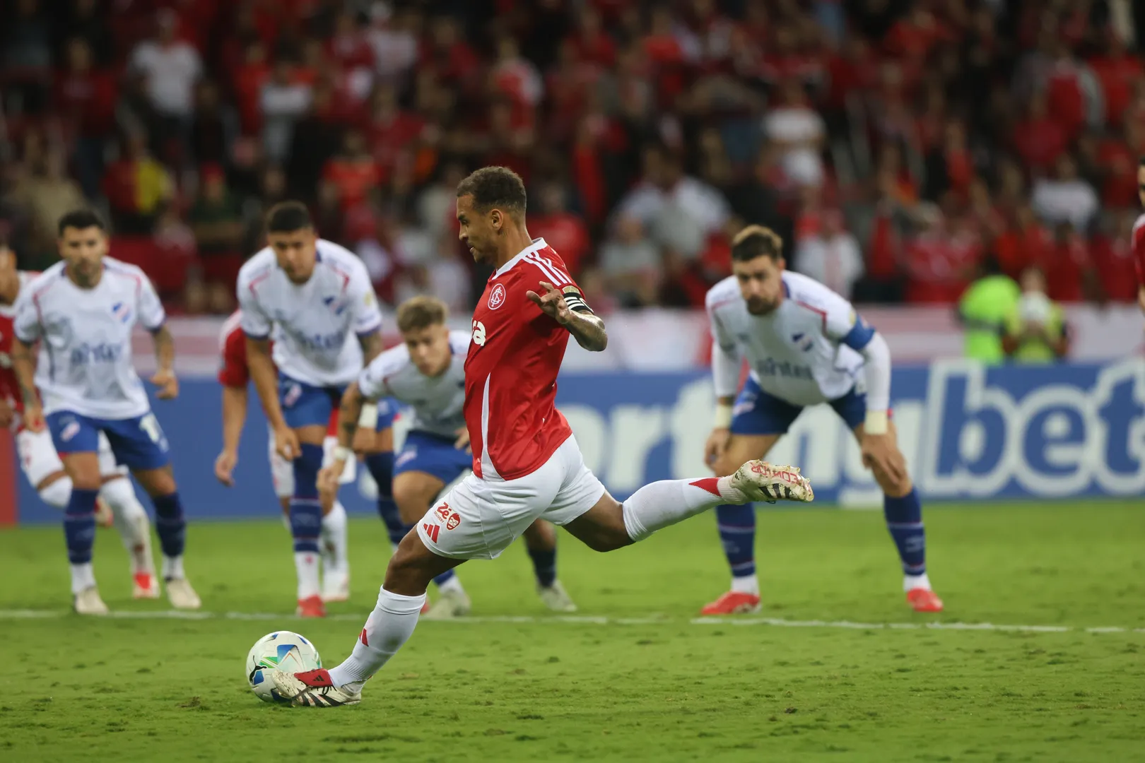 Alan Patrick cobra p&ecirc;nalti em jogo do Internacional