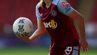 Aston Villa &eacute; punido com perda de pontos por escalar jogadora irregular, e Manchester United &eacute; eliminado da Copa Continental