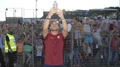 [V&iacute;deo] Uma multid&atilde;o de romanistas lotou o &uacute;ltimo treino de Totti para idolatrar o Capitano