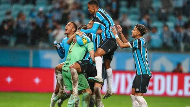 Gr&ecirc;mio classifica na Copa do Brasil com goleiro Gabriel Grando sendo her&oacute;i