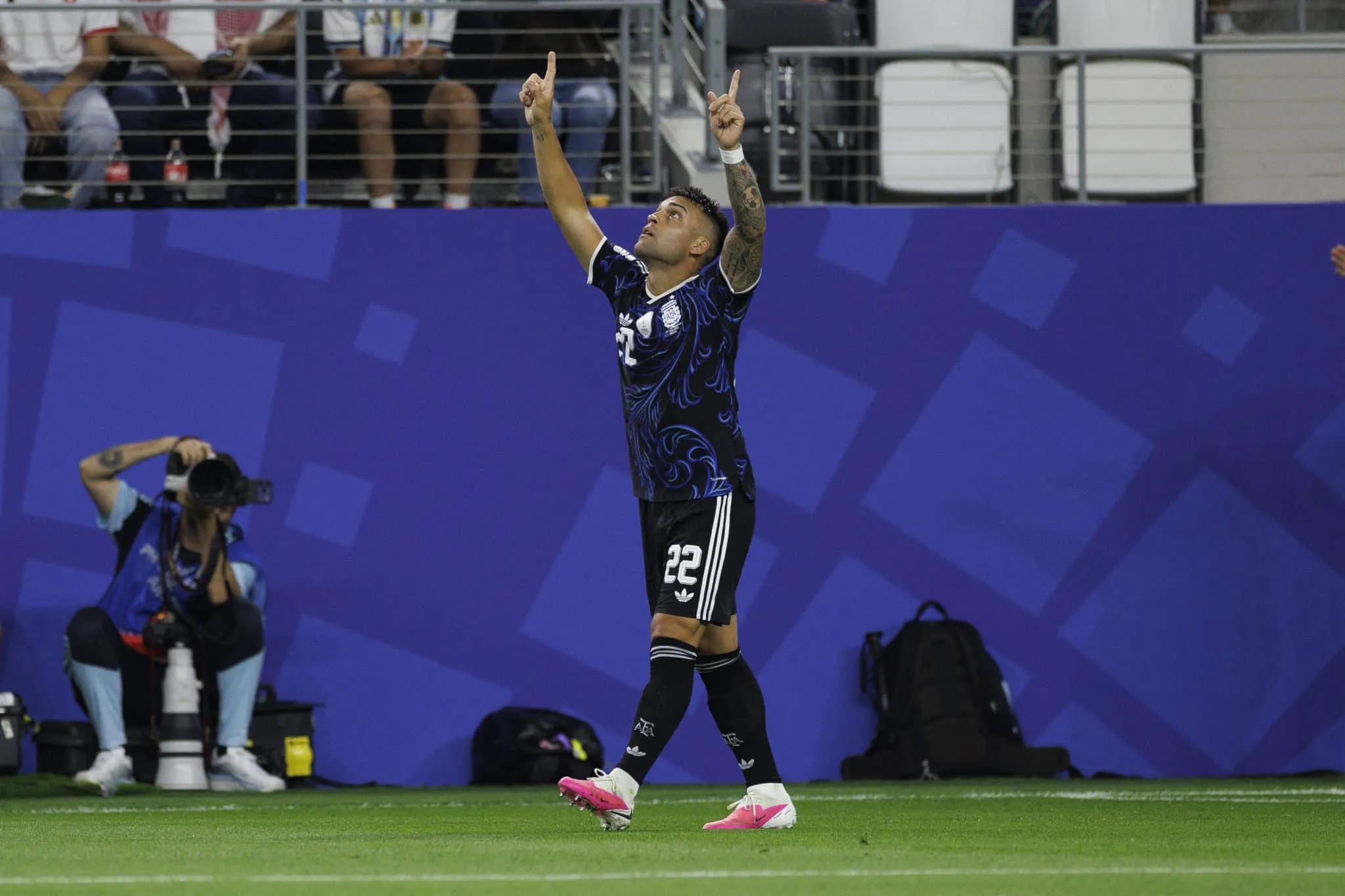Lautaro Mart&iacute;nez comemora gol da Argentina