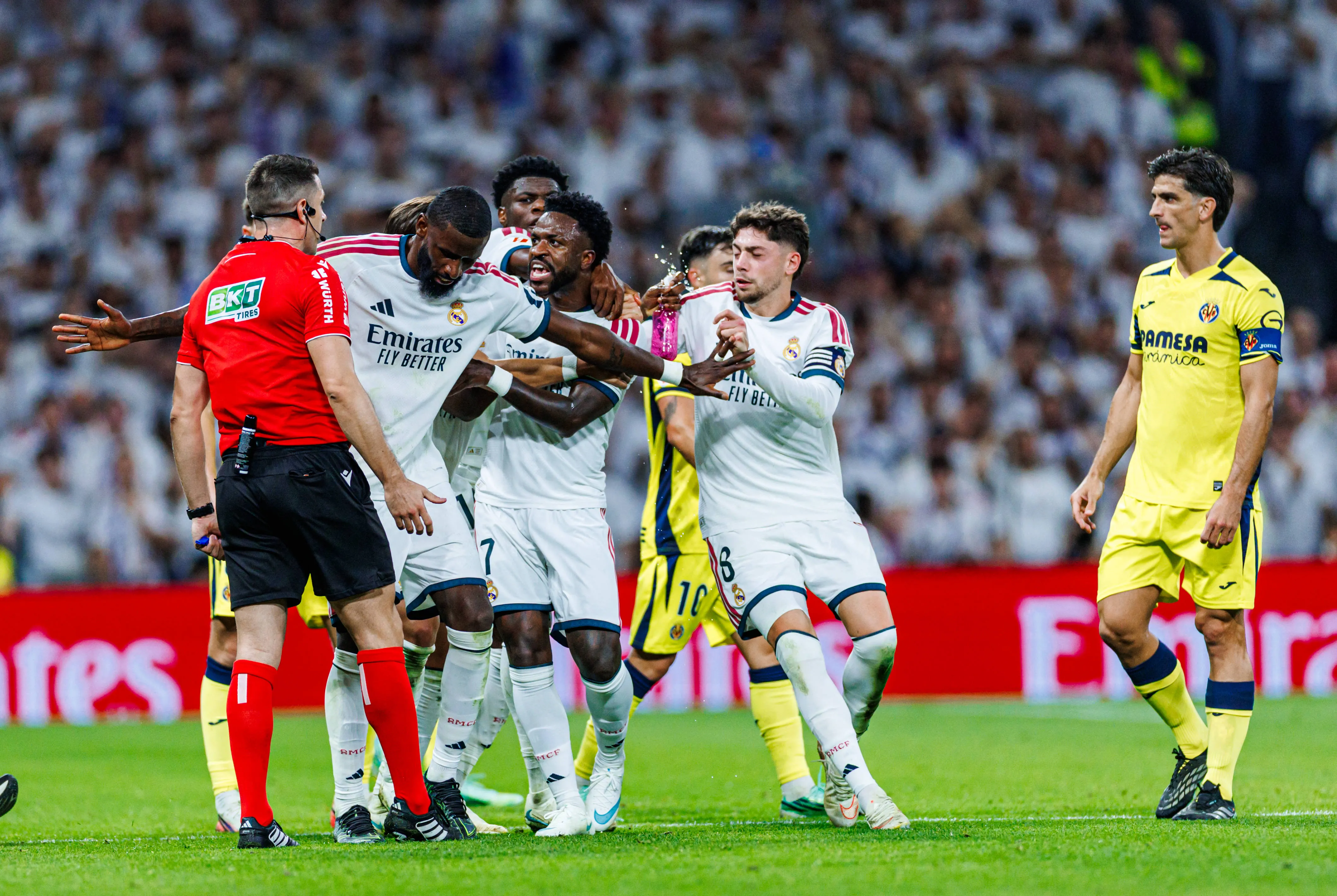 Vin&iacute;cius Junior protesta contra arbitragem ap&oacute;s ter seu gol anulado